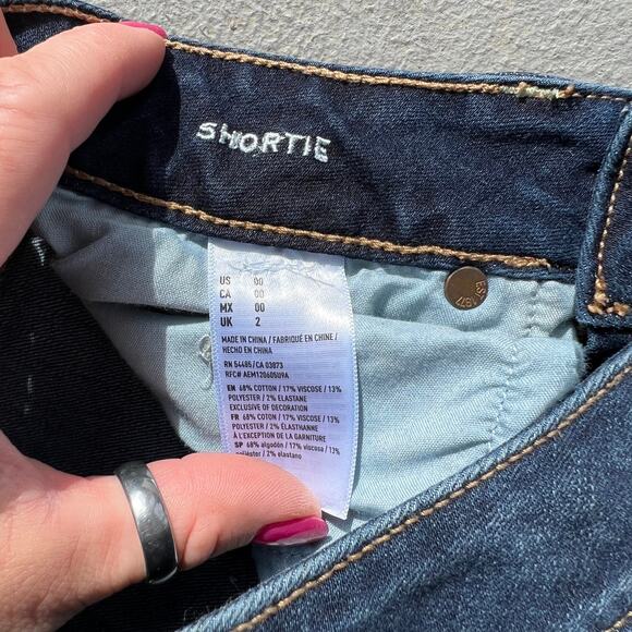 AEO Super Stretch Dark Wash Shortie Jean Shorts Size 00 - Picture 3 of 4